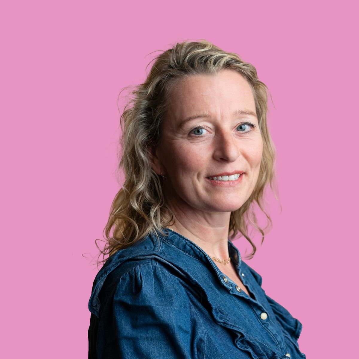 Foto Van Anouk op Een Roze Achtergrond