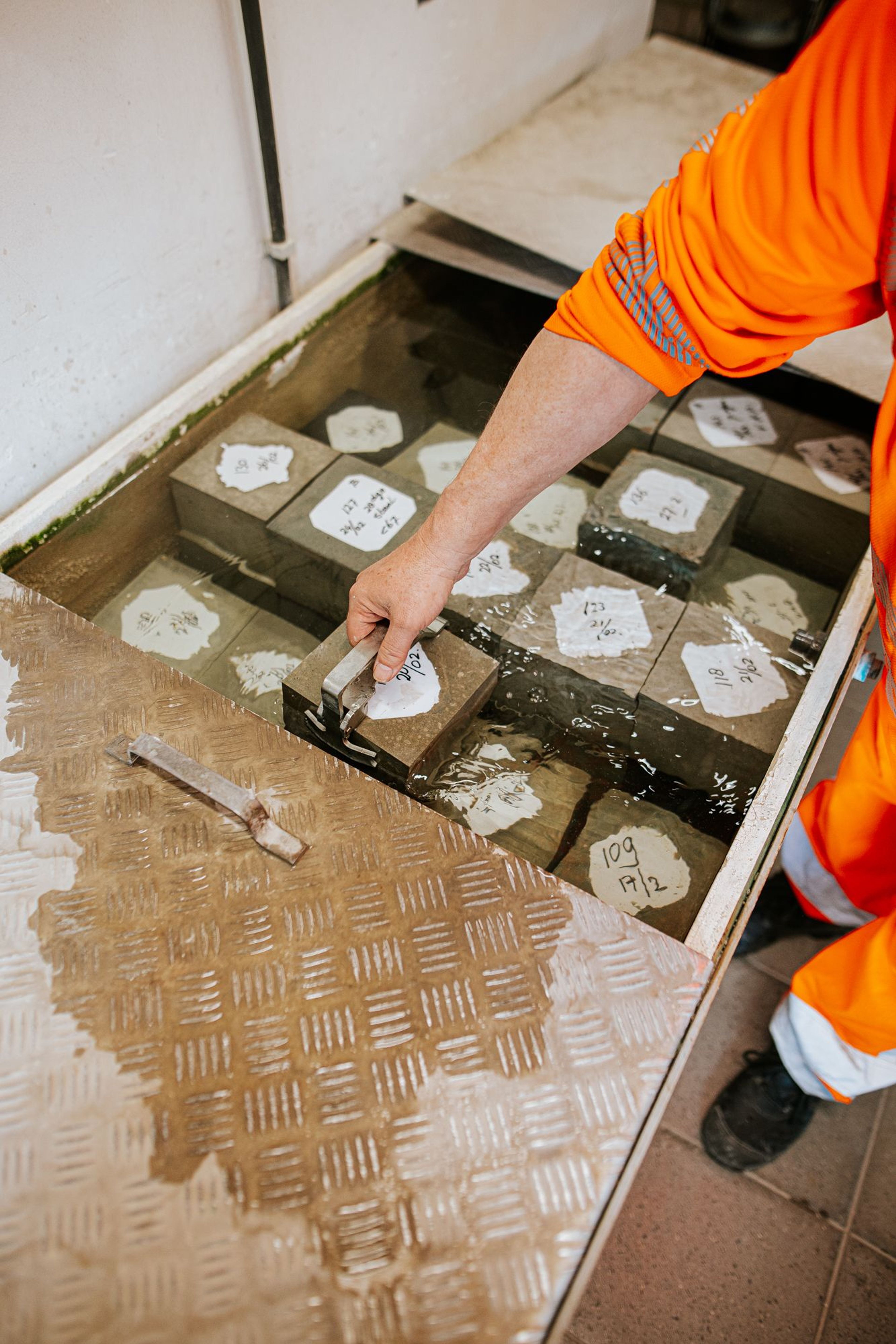 Werkgever haalt blokken uit het waterbad.