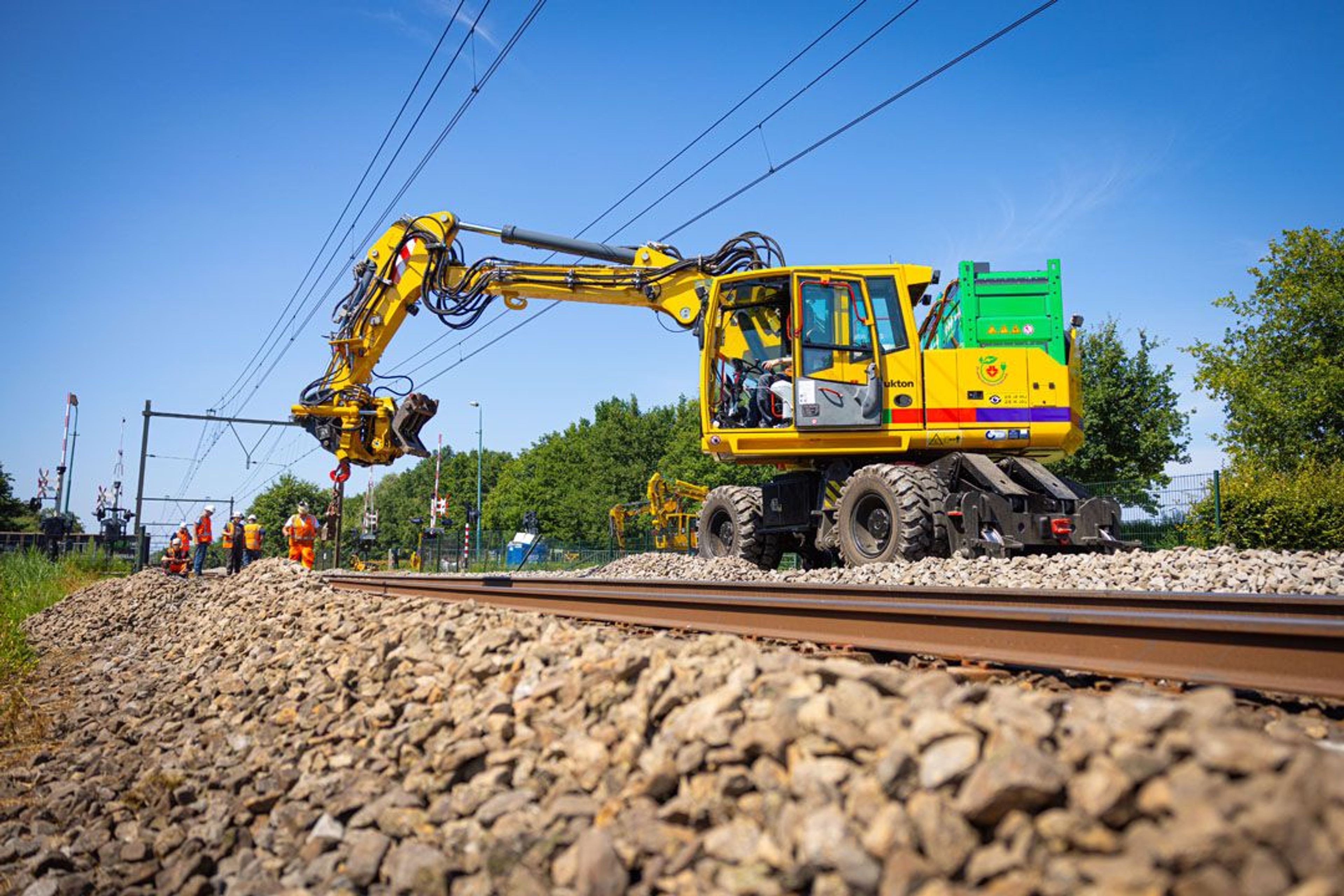 Treinonderhoudsvoertuig werkt aan het spoor.