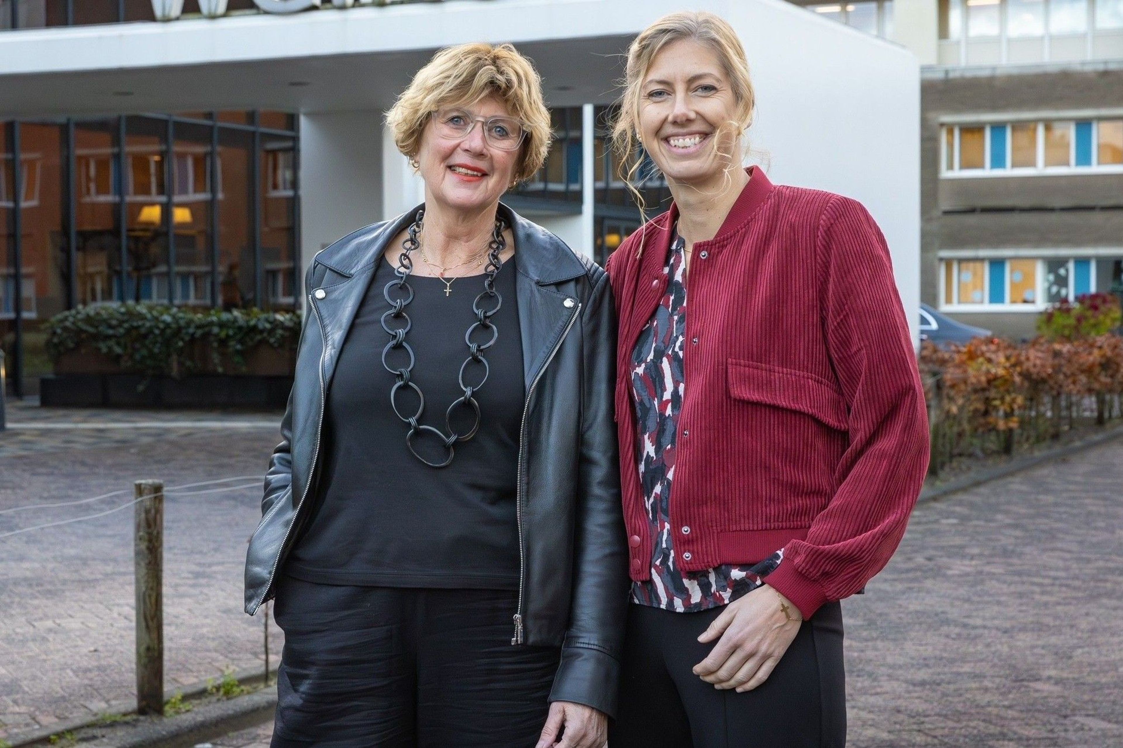 Twee vrouwen poseren buiten Rivas Zorggroep.