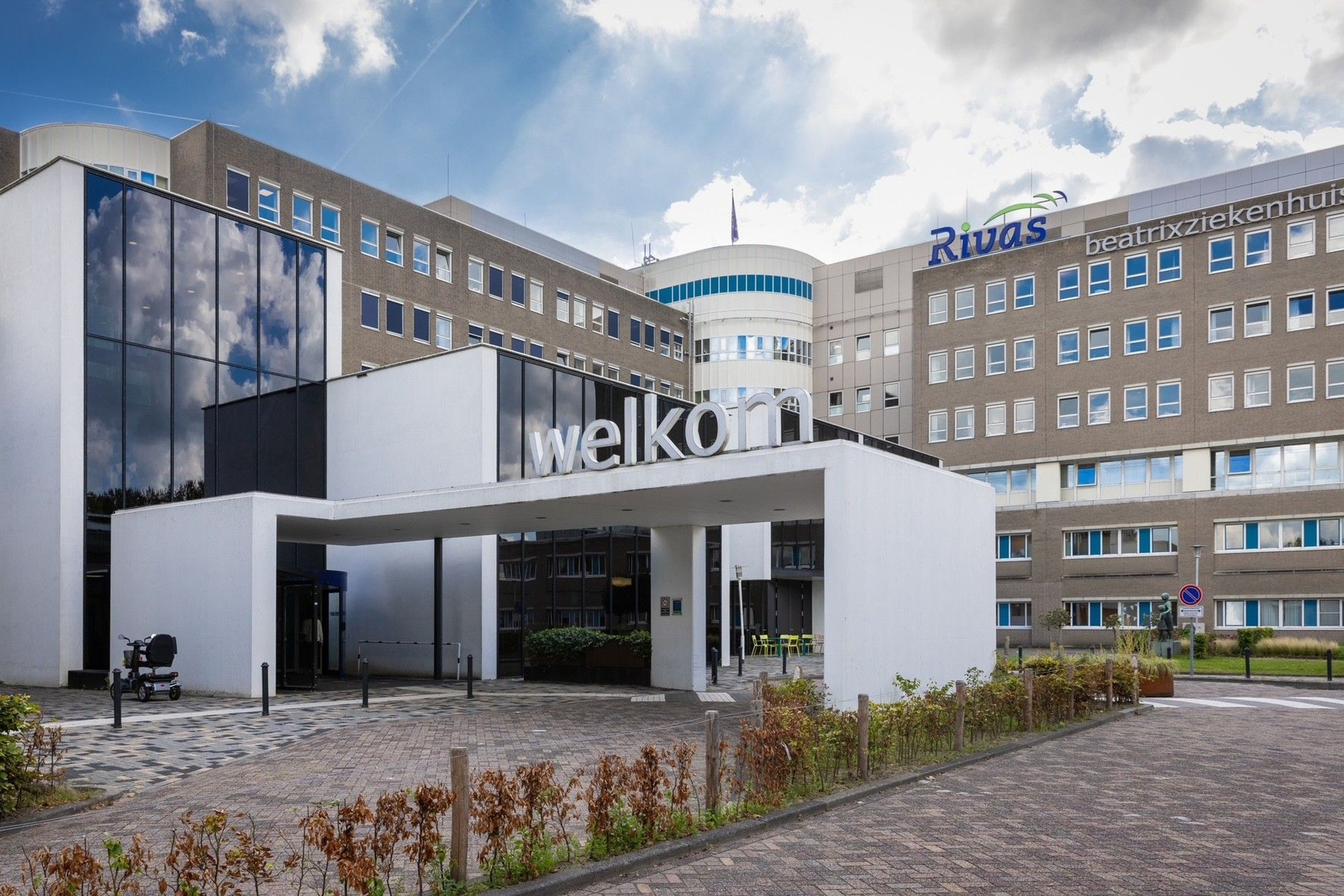 Rivas Zorggroep gebouw met welkomstboog