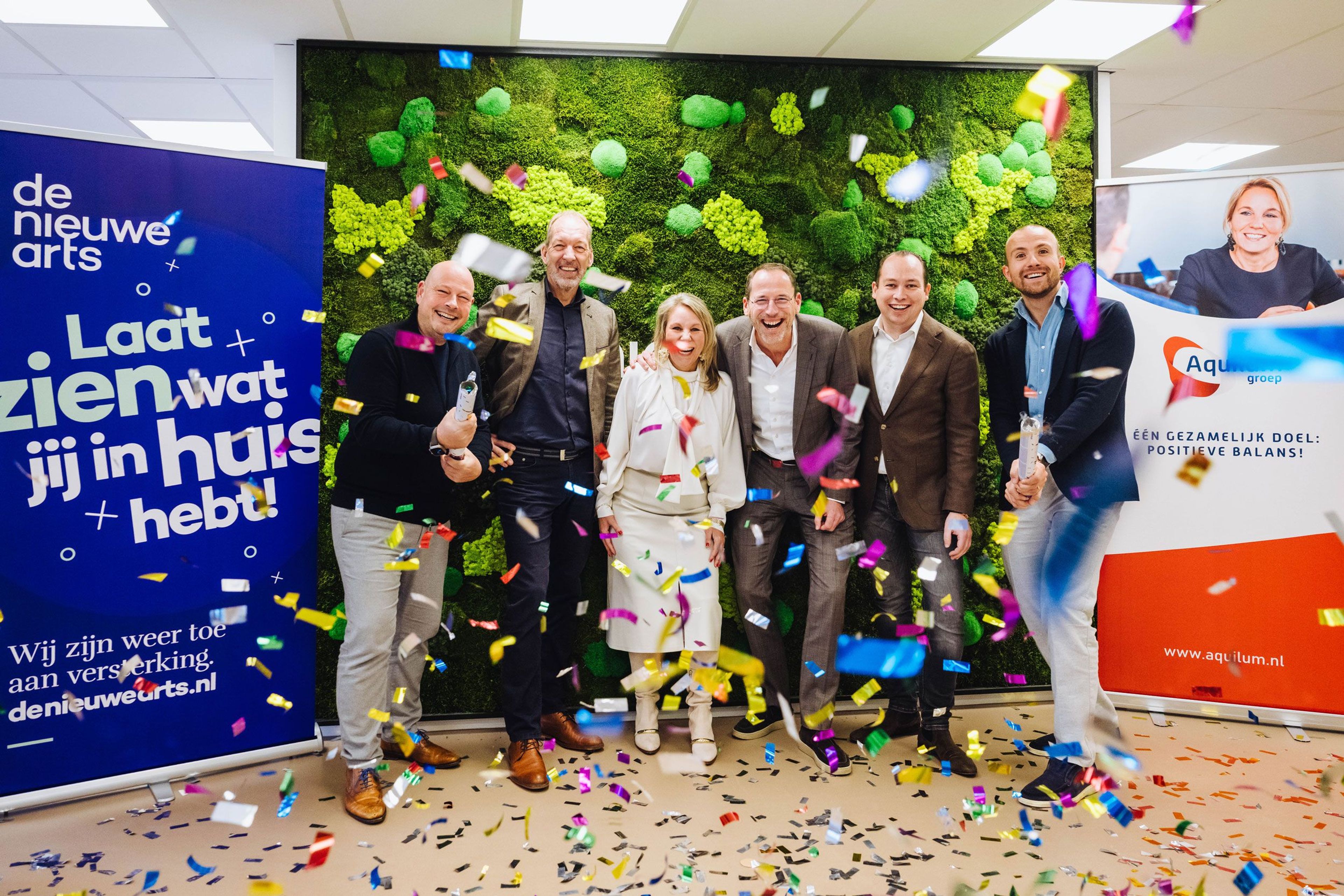 Groep mensen viert een evenement met confetti.