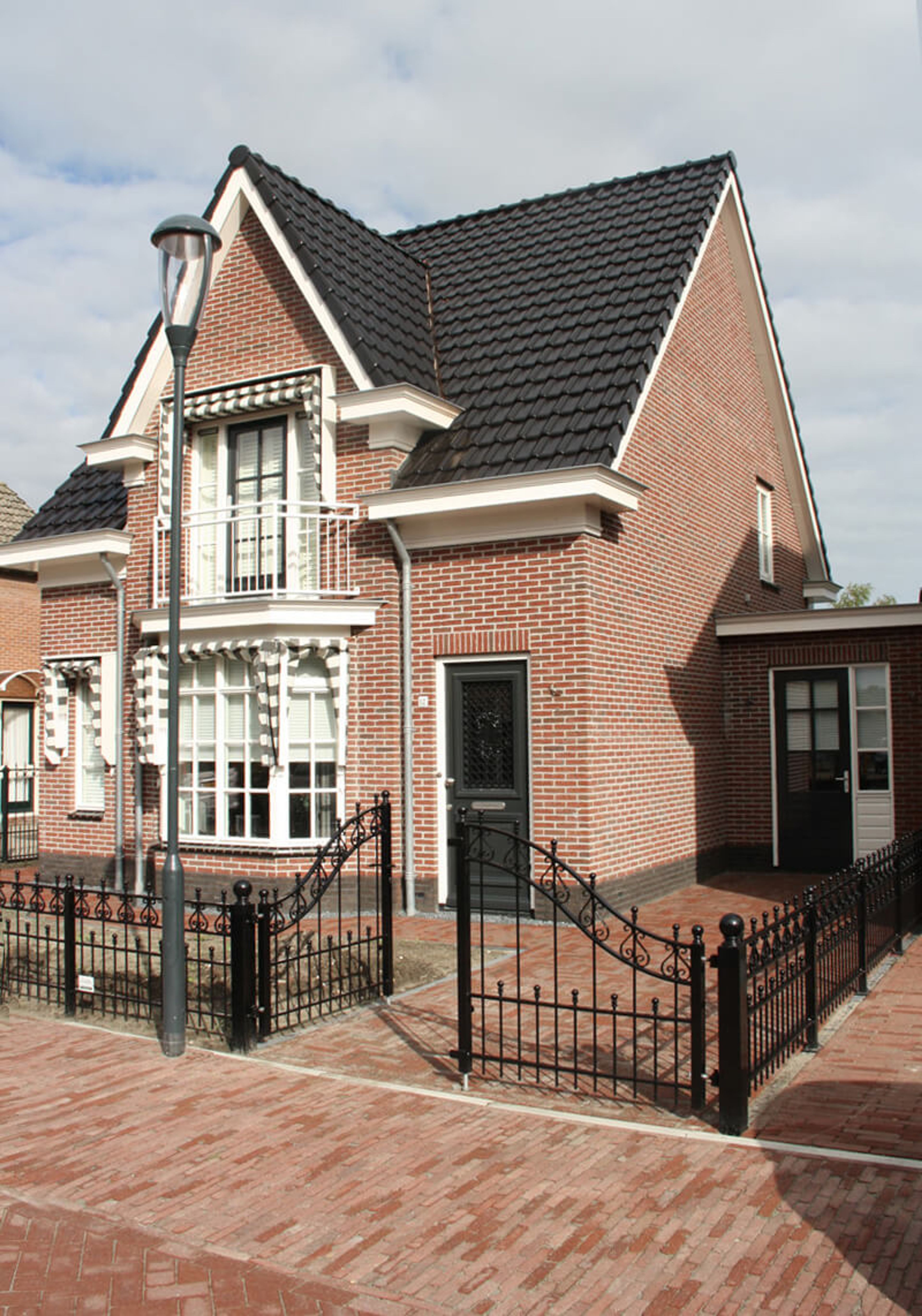 Woning met geschilderde kozijnen, luiken en erker