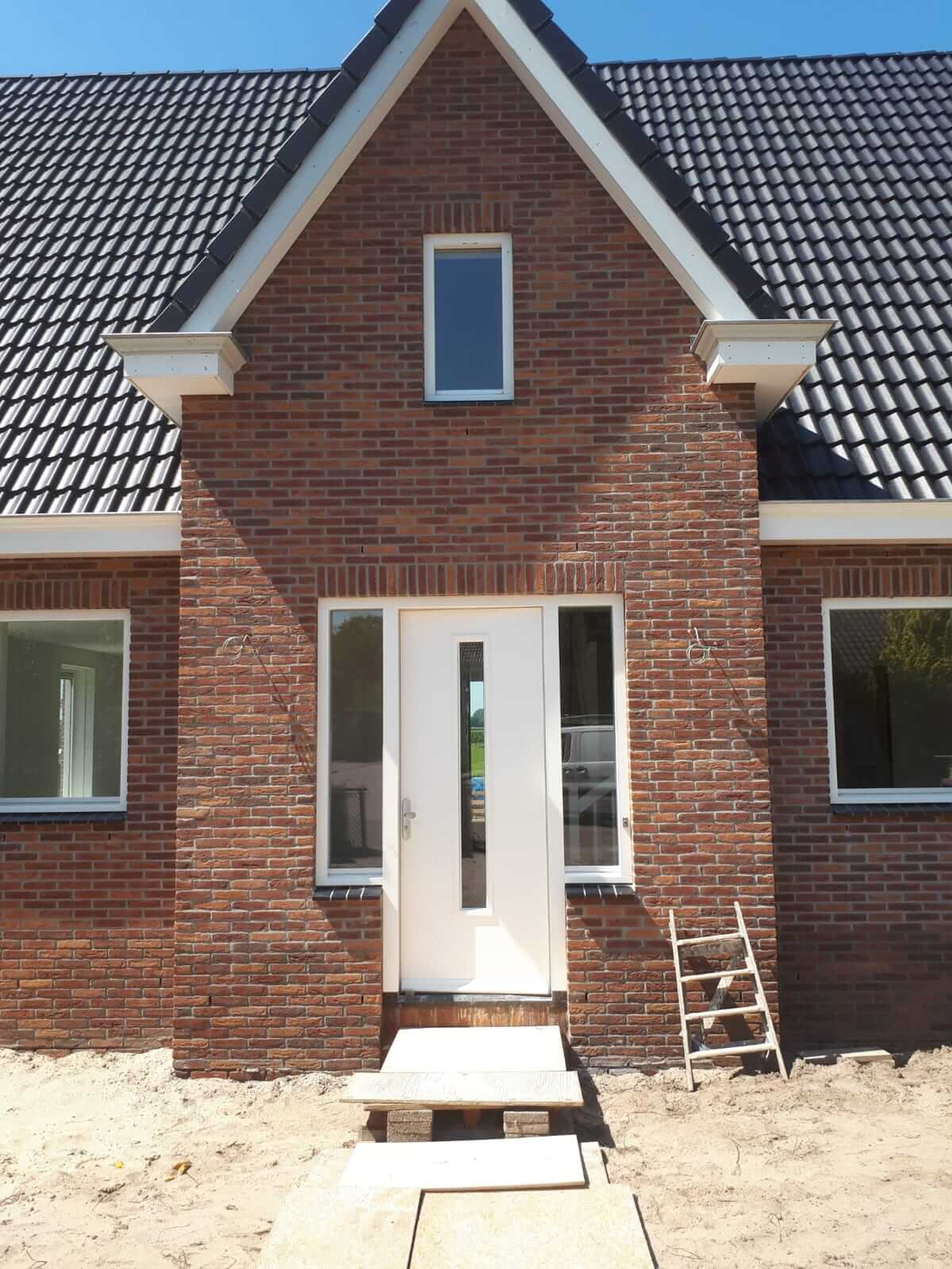 Nieuwbouwwoning met vers geschilderd buitenschilderwerk