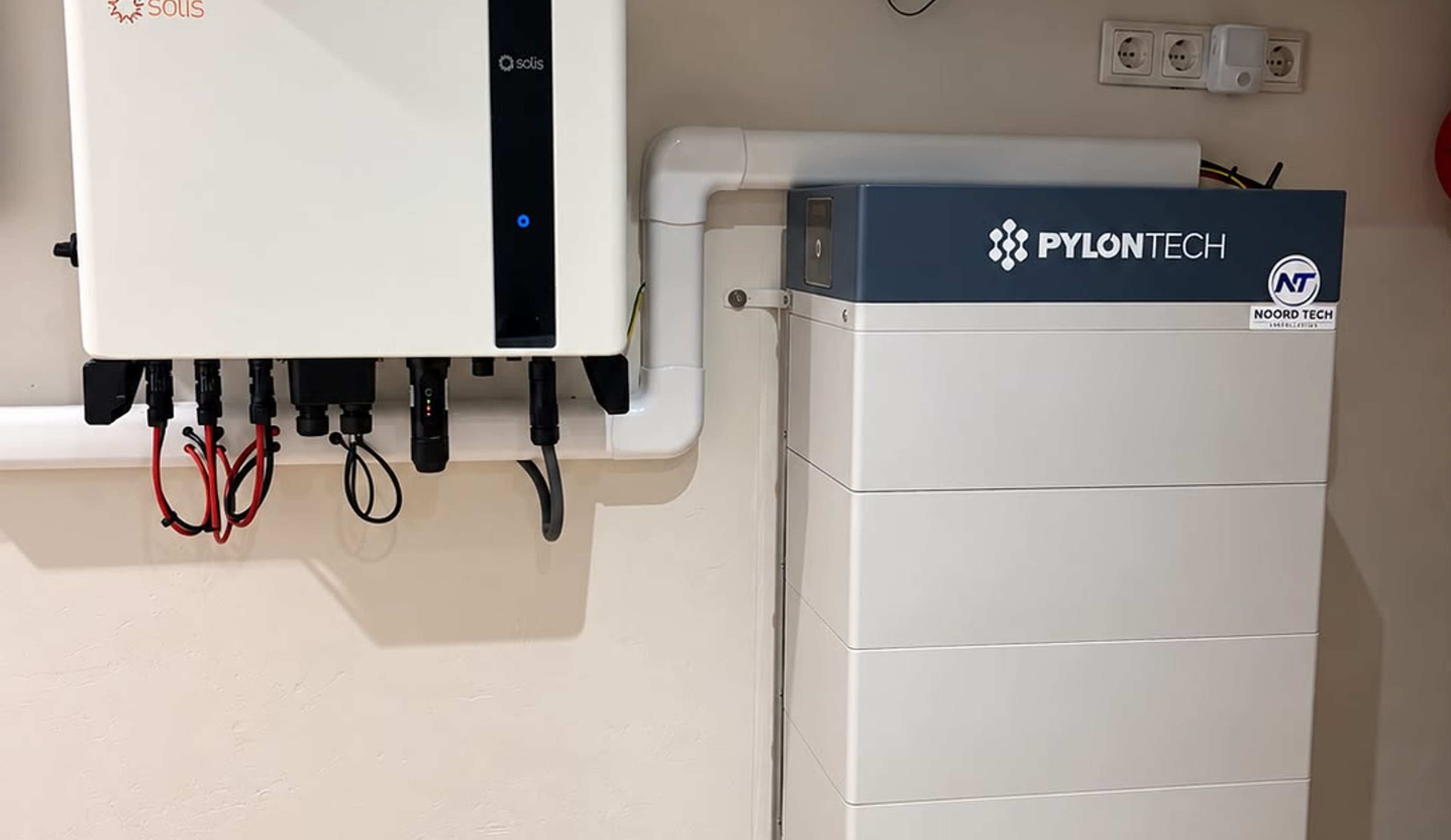 Thuisbatterij en omvormer van Solis en Pylontech geïnstalleerd voor optimaal gebruik van eigen energie.