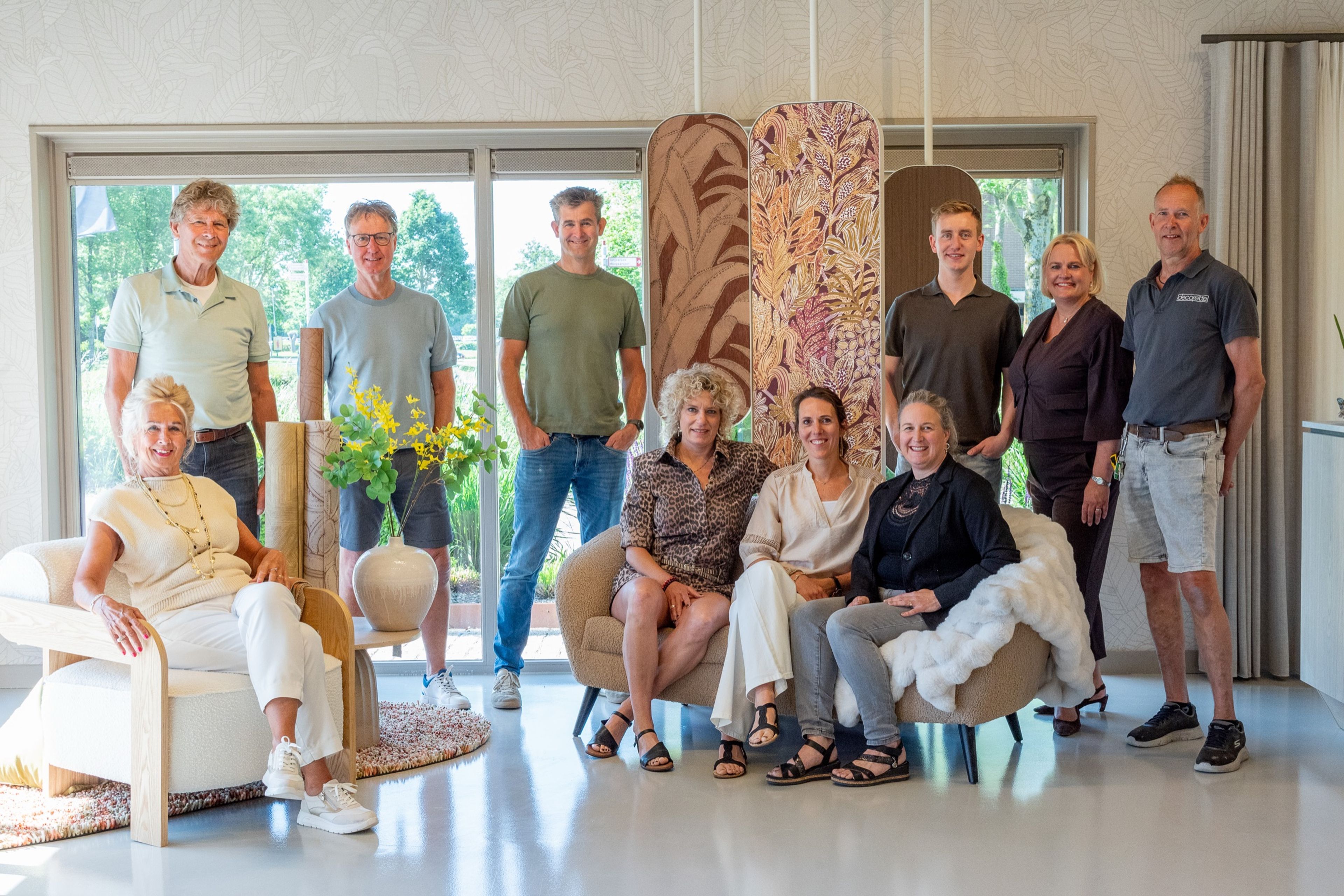 Het team van Decorette Van Diepen Design in de showroom in Grootebroek