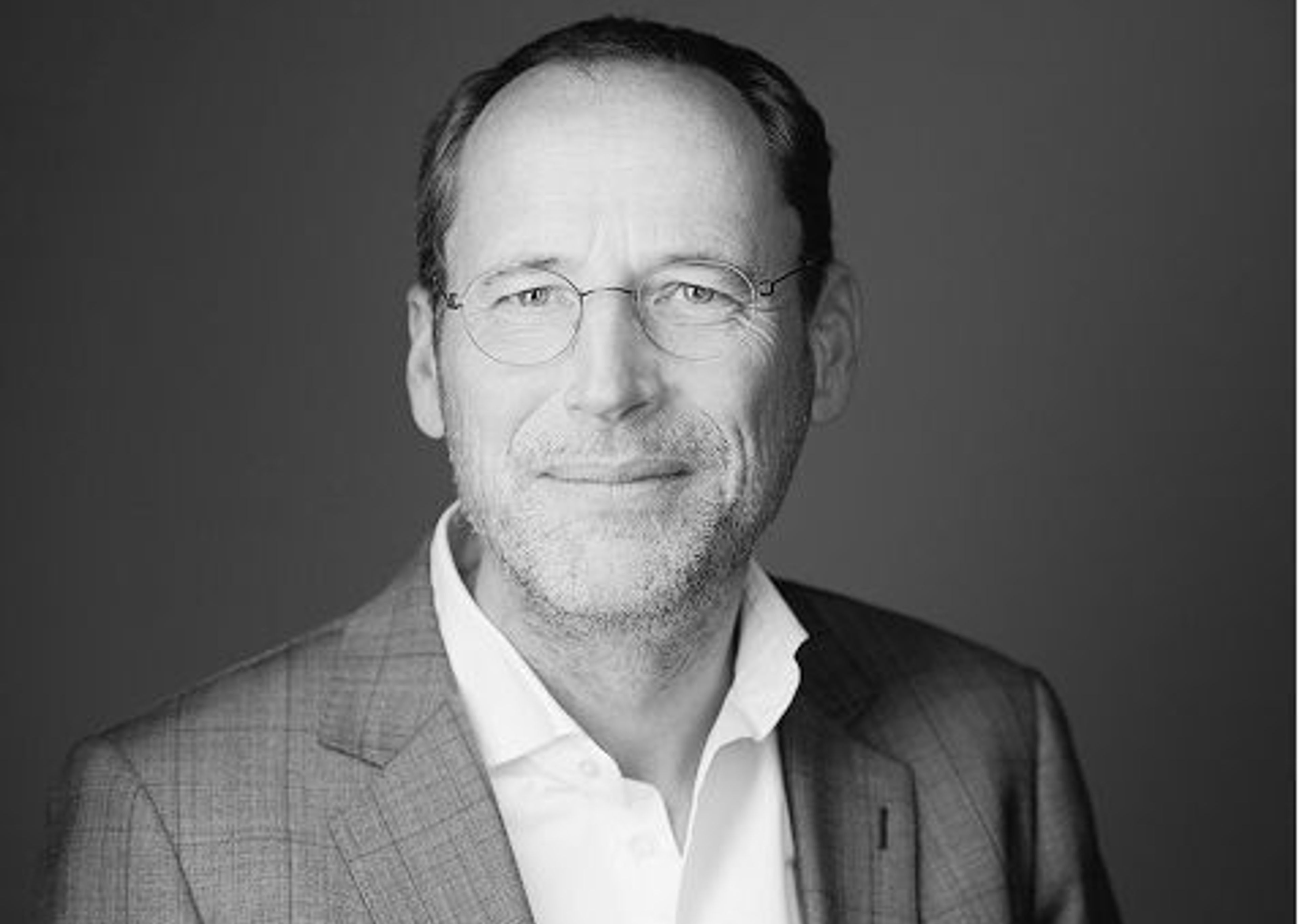 Portret van Bas Tomassen in zwart-wit.