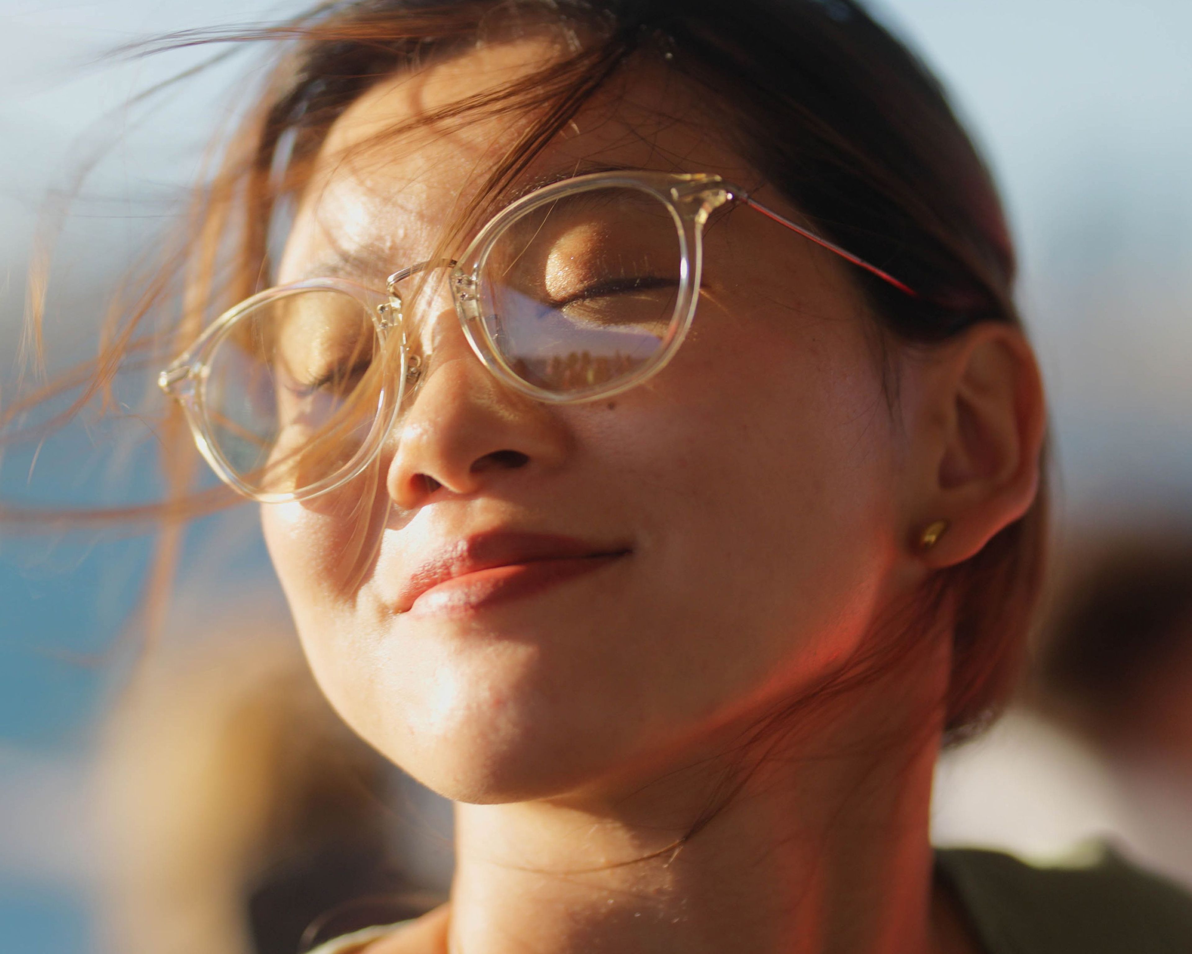 Vrouw met zonnebril geniet van de zon.