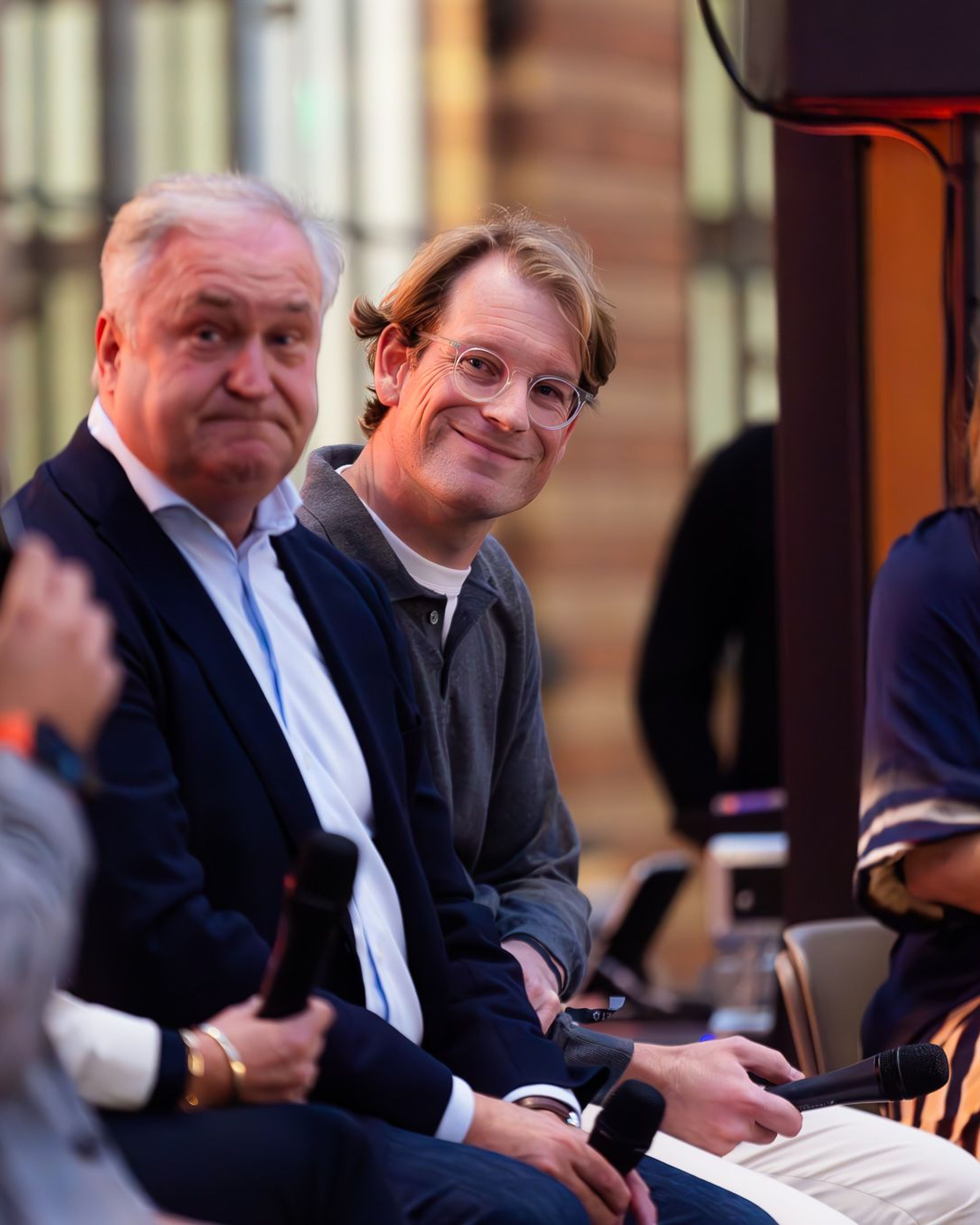 Paneldiscussie met sprekers en publiek.
