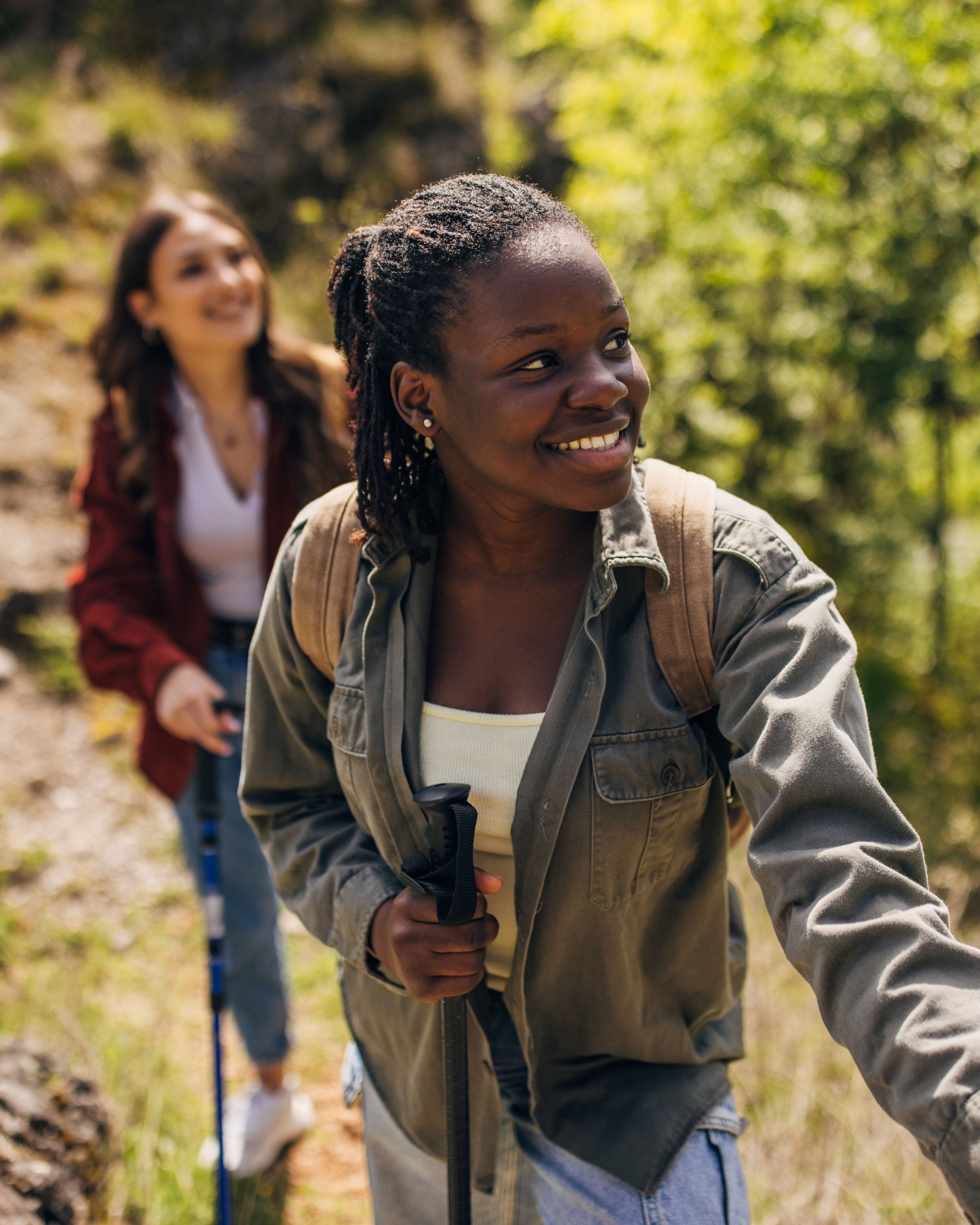 Twee vrouwen genieten van een hike in de natuur.