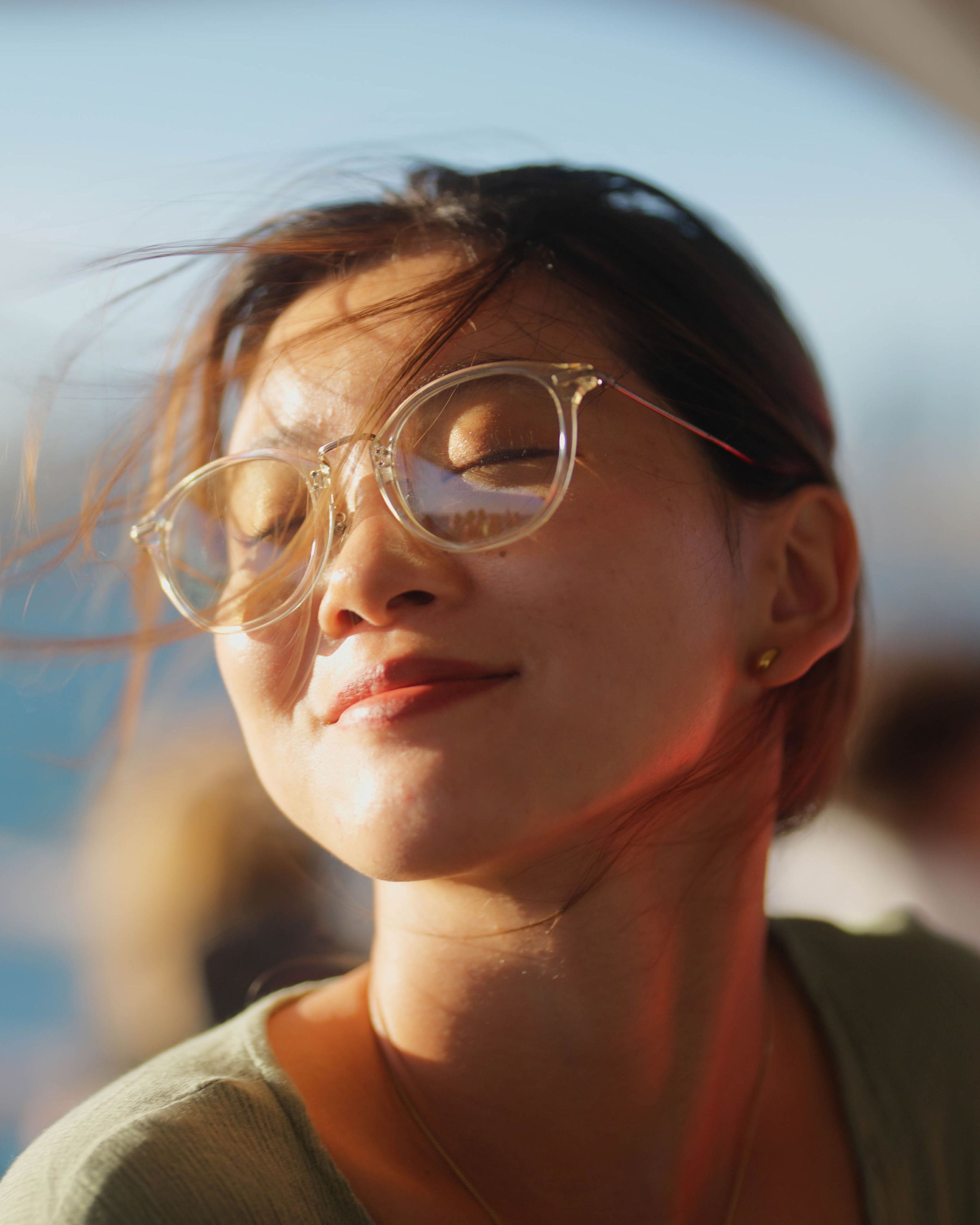 Vrouw met zonnebril geniet van de zon.