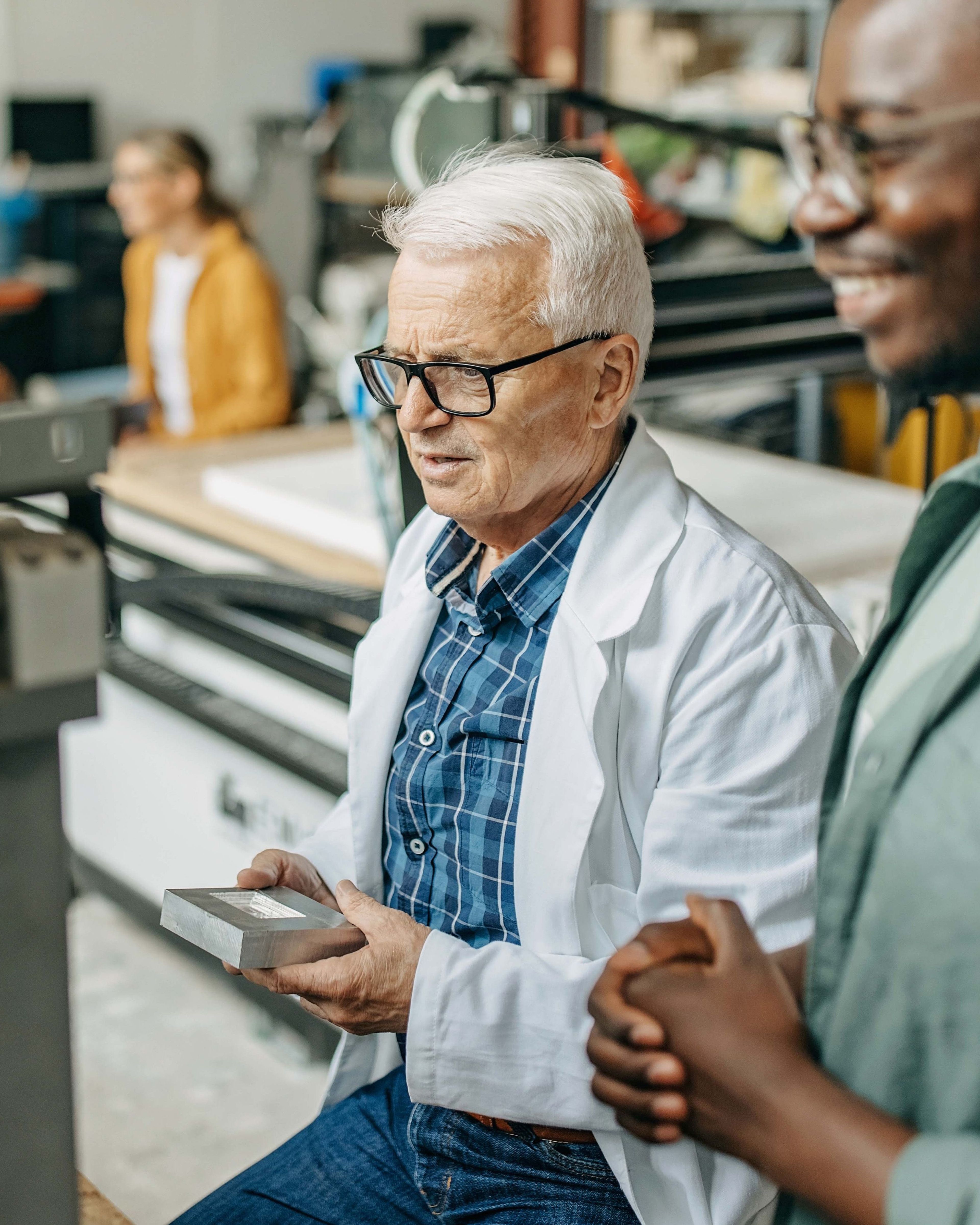 Oudere man in laboratorium met jongere collega.
