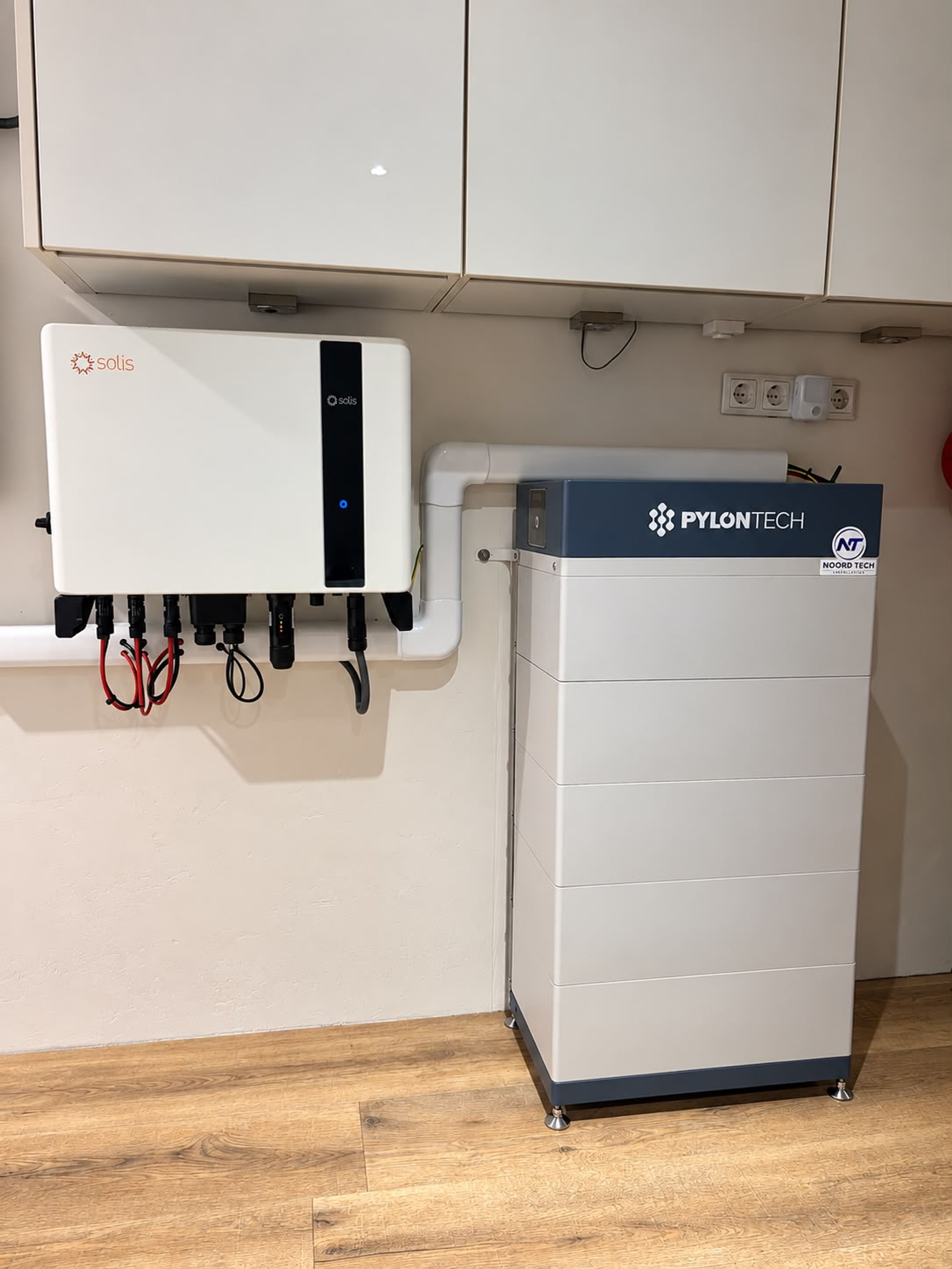 Thuisbatterij en omvormer van Solis en Pylontech geïnstalleerd voor optimaal gebruik van eigen energie.