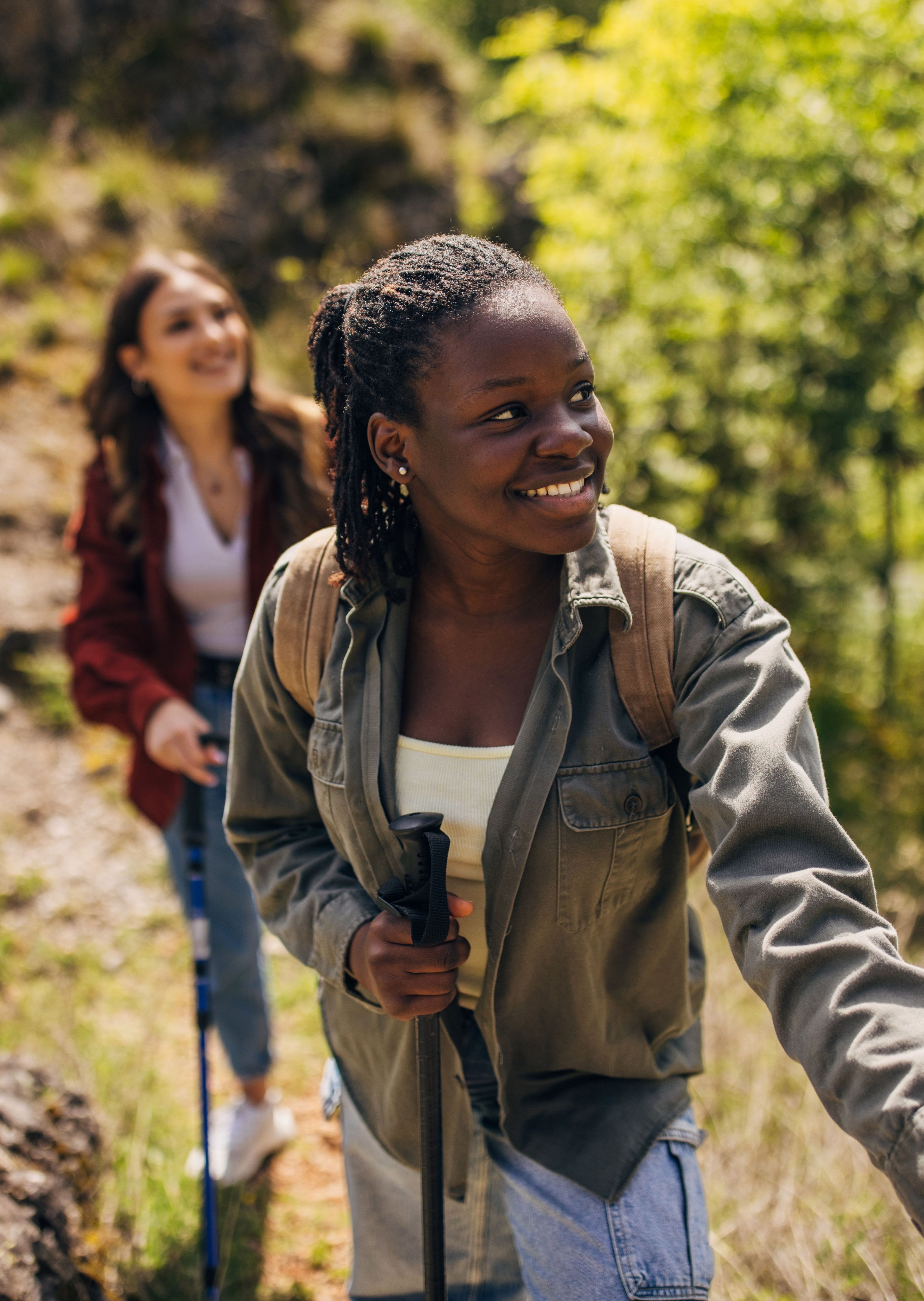 Twee vrouwen genieten van een hike in de natuur.