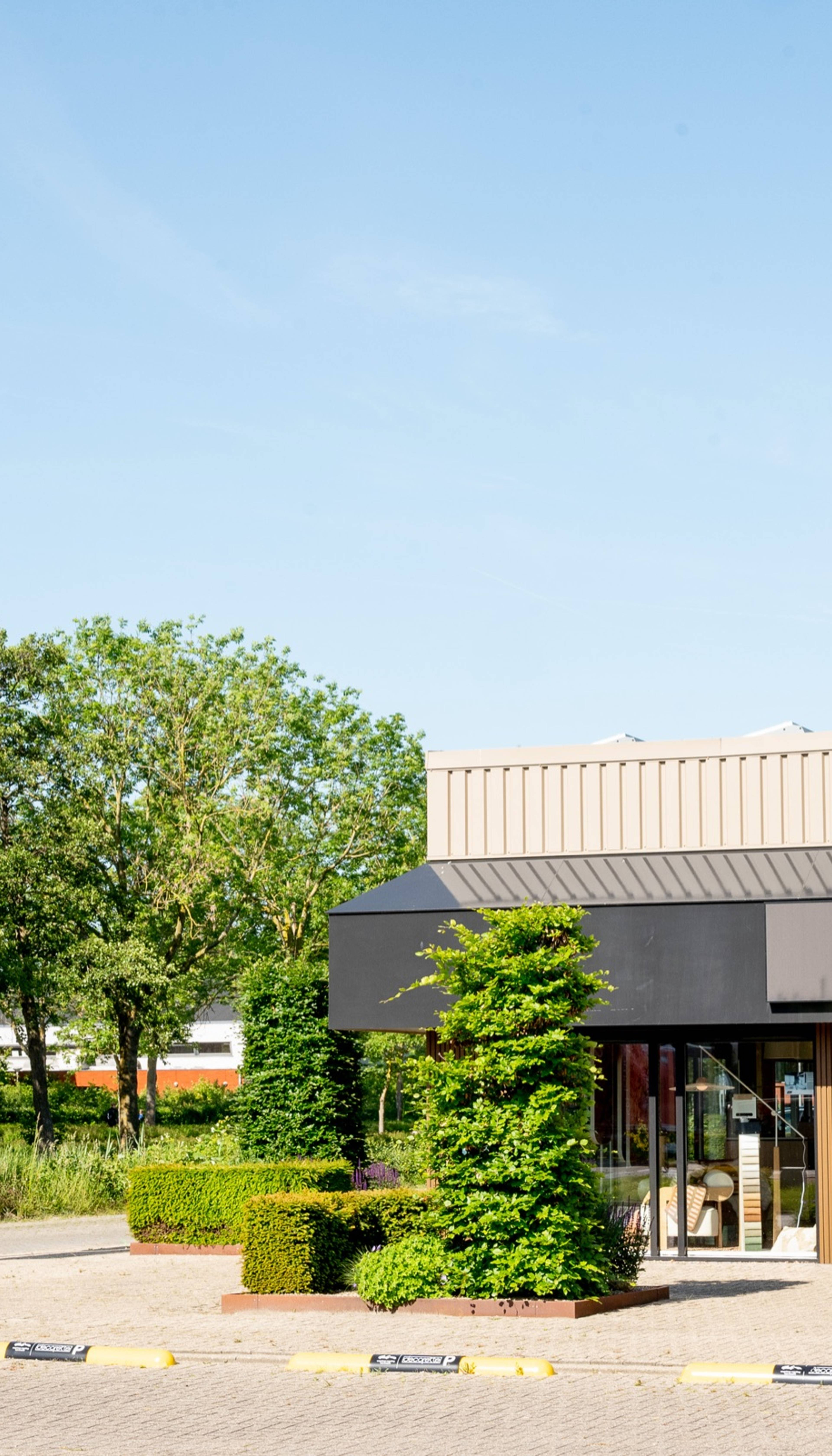 Het pand van Decorette Van Diepen Design aan de Nijverheidsweg in Grootebroek