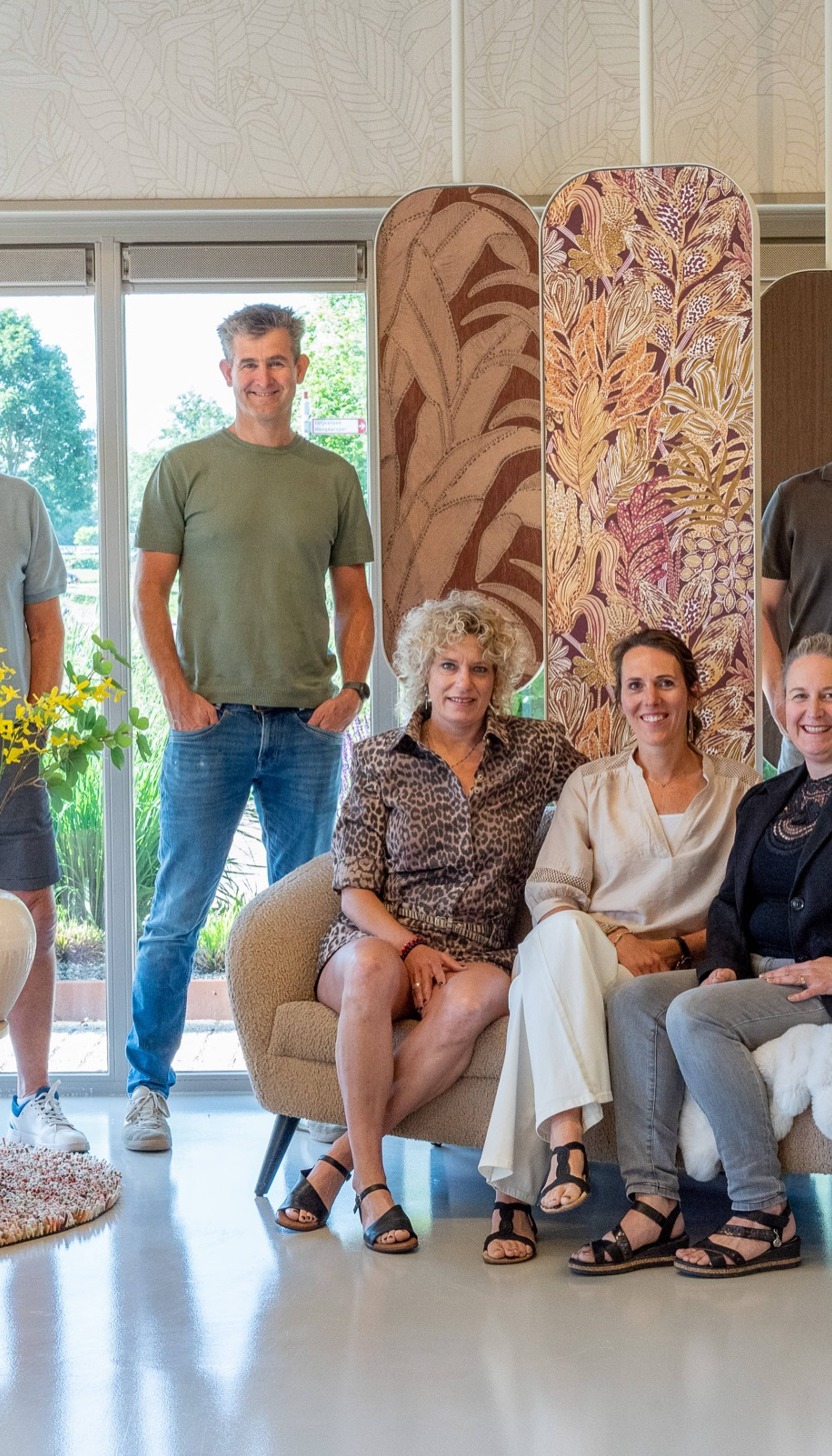 Het team van Decorette Van Diepen Design in de showroom in Grootebroek